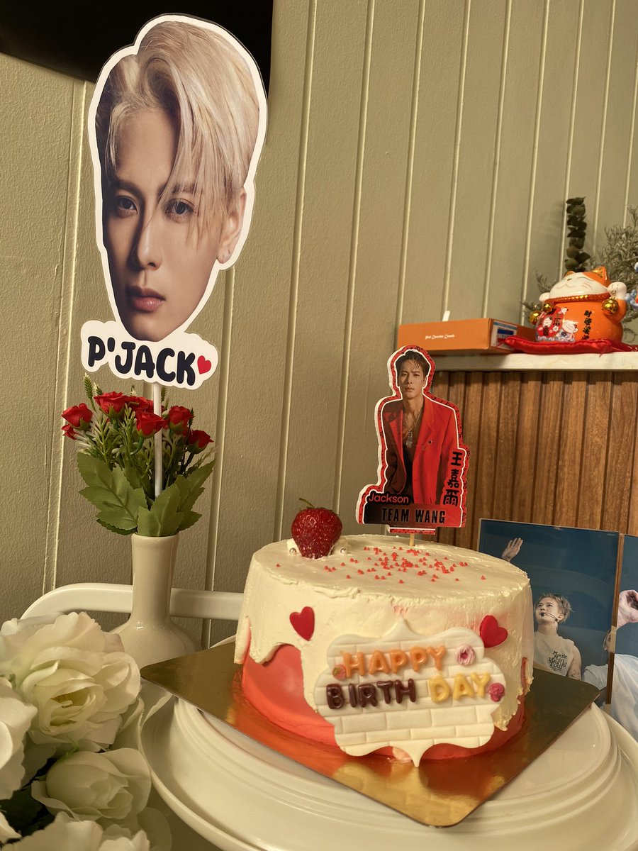 Wangxiao0505's tweet photo. @Jackson15711120 @moawfancafe ภาระกิจ #HBDJacksonWang และพาพี่แจ็คกลับบ้าน ขอบคุณสำหรับกิจกรรมน่ารักๆ และของขวัญน่ารักๆจากทีมงานและทางร้านนะคะ เรียกว่าแจกกันแบบไม่ยั้งเลยทีเดียว 😍😍 https://t.co/2tWltlUQcJ