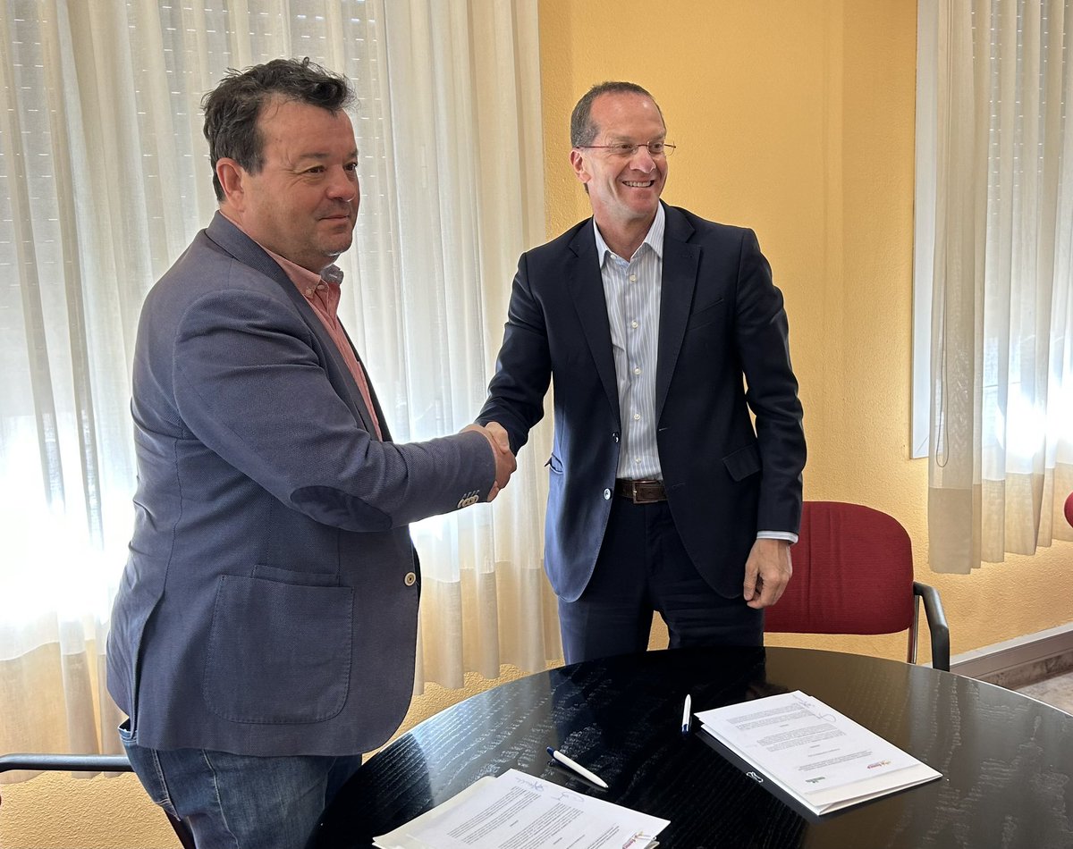 jserpac82's tweet photo. @FamcpAragon y @ecoembes hemos firmado esta mañana un acuerdo para facilitar la transición hacia la #circularidad en las entidades locales aragonesas. Gracias a los equipos implicados por hacerlo posible!! https://t.co/tJF9tWygS1