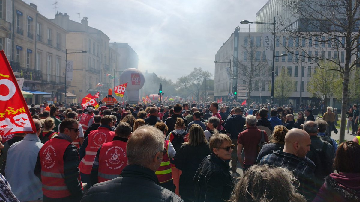 Catsuri33's tweet photo. Toujours là #Bordeaux #greve28mars https://t.co/LSNUHbsuN4
