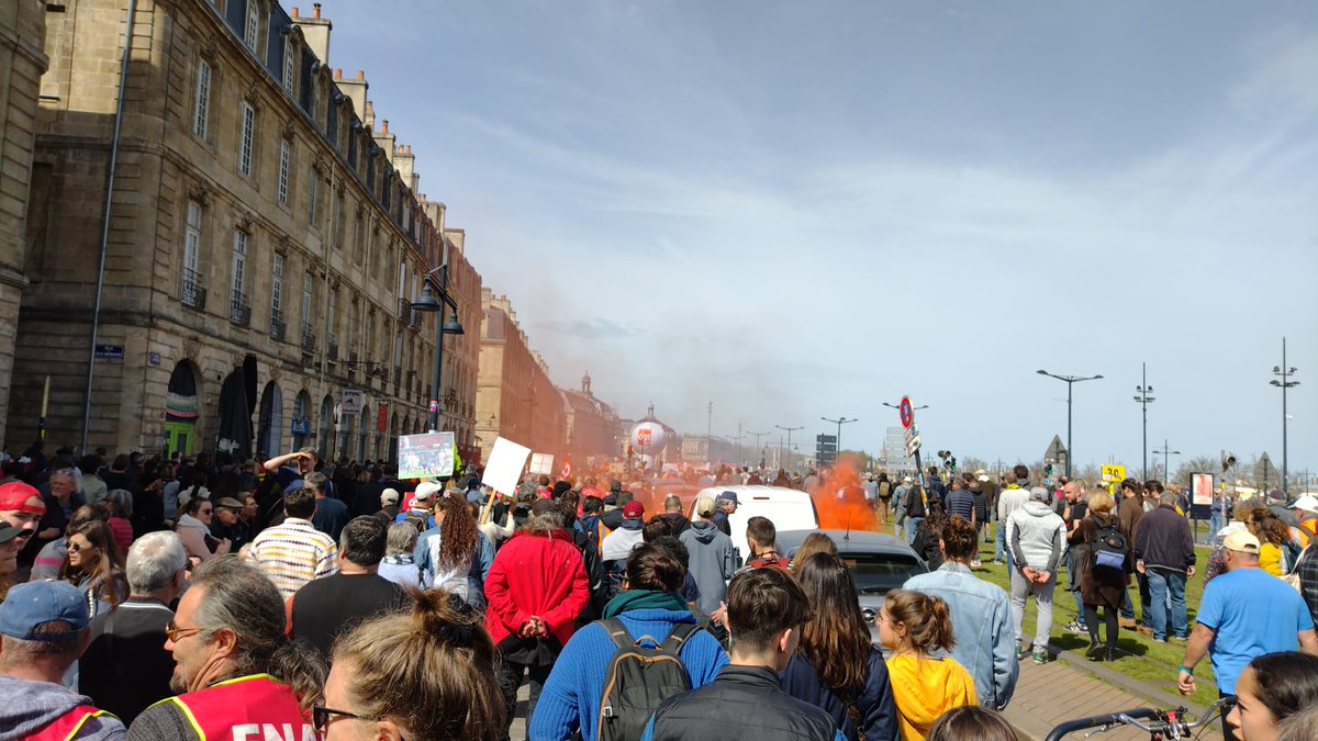 Catsuri33's tweet photo. Toujours là #Bordeaux #greve28mars https://t.co/LSNUHbsuN4