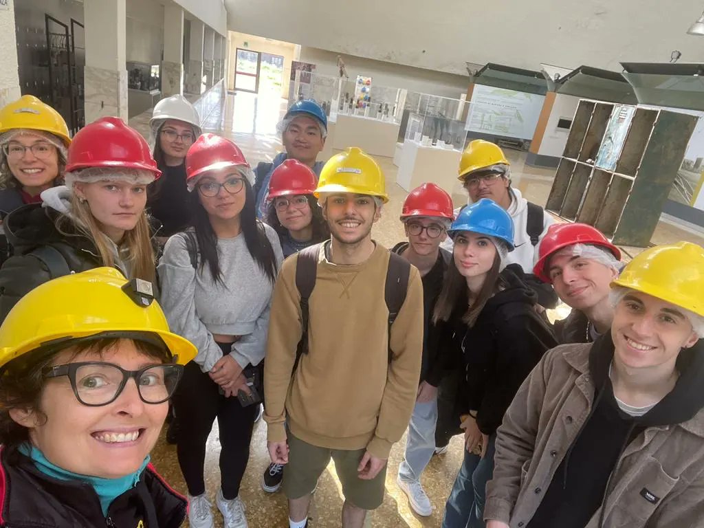 MuseodelCarbone's tweet photo. I ragazzi del corso di grafica dell'Istituto Superiore Azuni di #Cagliari vi salutano dal Museo del Carbone!
@iss.azuni
#minieraserbariu #carbonia #sulcis #sudsardegna #sardegna #museodelcarbone #sulcisiglesiente #carboniaiglesias #scuola #gitascolastica #gitescolastiche https://t.co/XMLdOCMFca