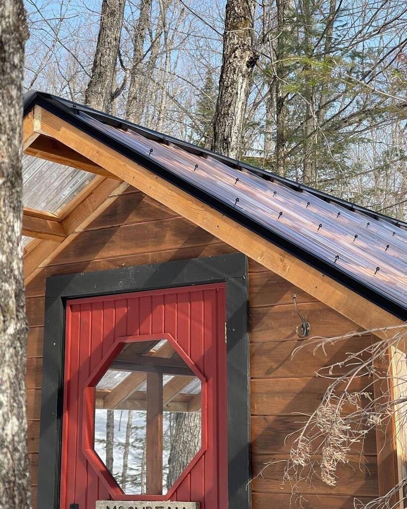 NorthernEdge's tweet image. Here's a fun update from the Bearfoot Trails at the Edge! You might have seen photos of or perhaps even stayed in the Canvas Cabins, tucked away amongst the trees. These 'close to nature' cabins had a canvas roof which let in natural light and held guests in nature's soundtr…