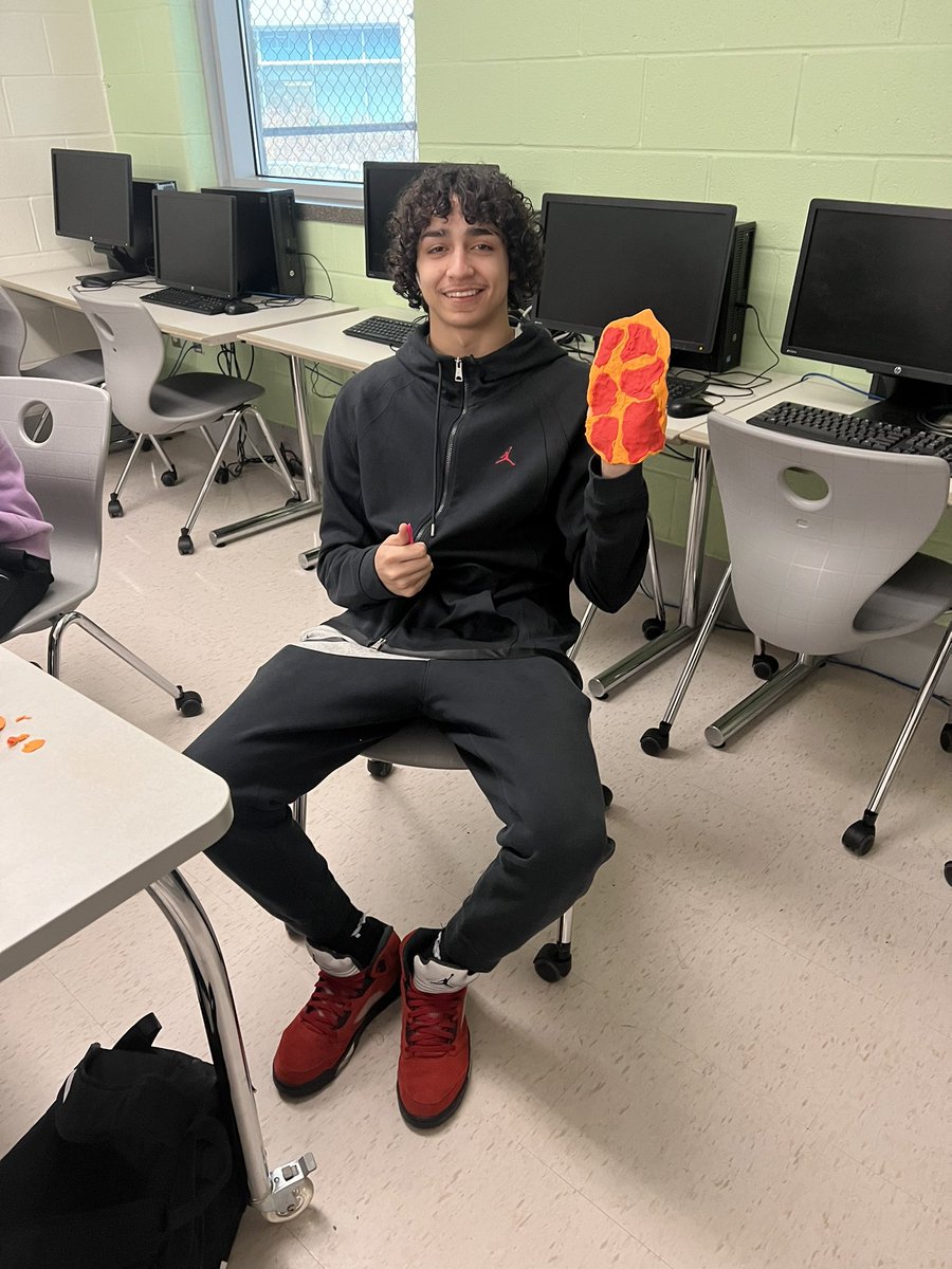 MissScottGU's tweet photo. Mellow March happening today in the GU Room! We’re talking about how we’re feeling about going into Q4 while having fun with clay. And of course there are snacks too! https://t.co/2qWpUVic6P