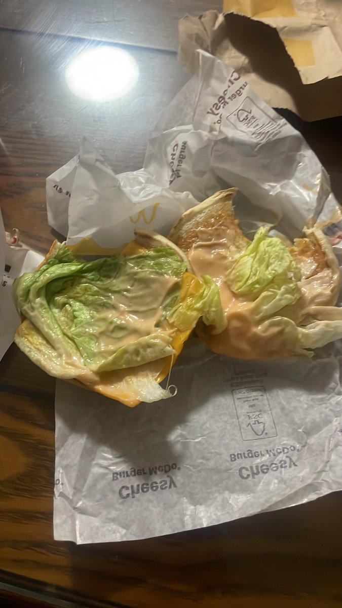 yuler's tweet photo. @McDo_PH what happened to your cheeseburger? Wala nang patty! Akala ko maliit lang chances na may ganto 😖 .. Gutom p naman ako -_- Good Job! https://t.co/sDyGF1h186