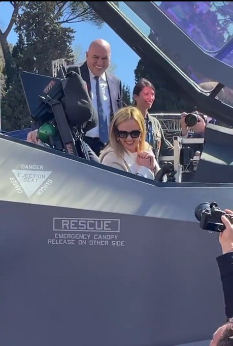 spighissimo's tweet image. Con il costo di 1 cacciabombardiere F35 (130 mln di euro) potremmo: - costruire 387 asili nido con 11.610 famiglie beneficiarie e circa 3.500 nuovi posti di lavoro; oppure - 21 treni per pendolari con 12.600 posti a sedere; oppure - 32.250 borse di studio per universitari...ecc.