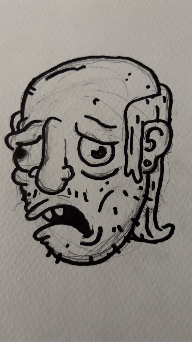 31 minutes into the new <a href="/xdannyxbrownx/">Danny Brown</a> and I’m just now noticing the Cyraxx figure front of the mic stand 🤣