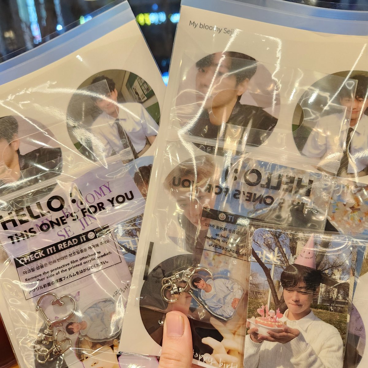 BloomySejin's tweet photo. 🌸𑁍MY BLOOMY SEJIN𑁍🌸

💮 23.04.02 ~ 23.04.03
💮 소울버튼 홍대

선착순 매일 3분께는 첫번째 사진에 있는 
키링 + 생일 기념 포토카드 + 기본 특전을 드립니다!

기본특전은 세진 스티커 + 생일 엽서 랜덤 중 1종 
입니다!

#My_bloomy_Sejin #한세진_생일카페 #한세진 https://t.co/c1QQf4V5tC
