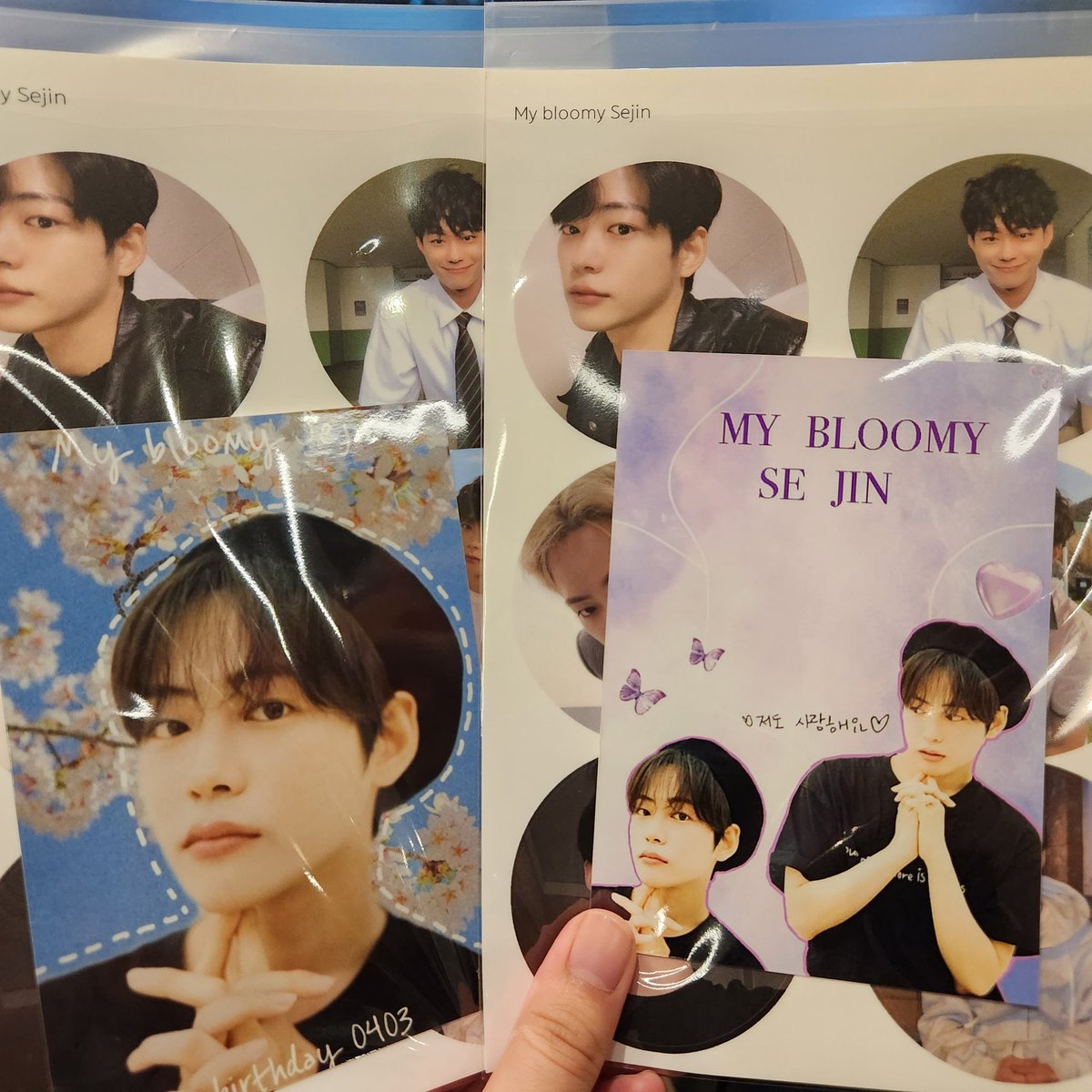 BloomySejin's tweet photo. 🌸𑁍MY BLOOMY SEJIN𑁍🌸

💮 23.04.02 ~ 23.04.03
💮 소울버튼 홍대

선착순 매일 3분께는 첫번째 사진에 있는 
키링 + 생일 기념 포토카드 + 기본 특전을 드립니다!

기본특전은 세진 스티커 + 생일 엽서 랜덤 중 1종 
입니다!

#My_bloomy_Sejin #한세진_생일카페 #한세진 https://t.co/c1QQf4V5tC