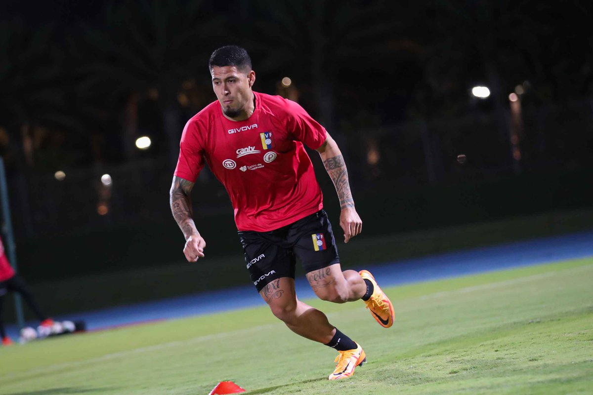 🤗🇻🇪 Siempre juntos en este camino 

😍 ¡Día Vinotinto! 
🆚 Uzbekistán 🇺🇿
⌚️ 02:00 P.M. (🇻🇪)
👕 @AndresFerro_04, @Freddy_Vargas10 y @JeanFuentes04. 
📺 Televen

📸 <a href="/FVF_Oficial/">FVF</a>