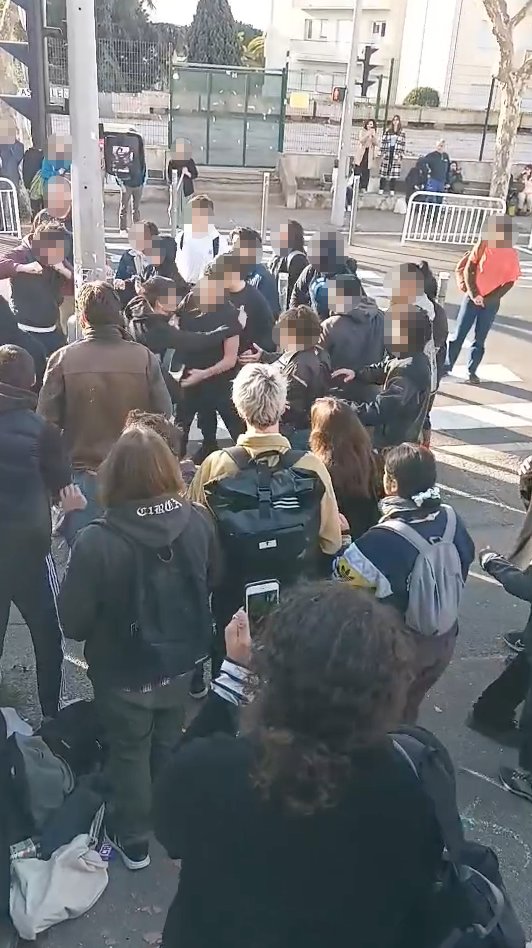 cgtcampus06's tweet photo. Appel à témoignage #Nice06 #Universite violences de l'#extrêmedroite (certains cagoulés) et de l'#UNI sur le campus Carlone pr constitution de dossier que ns déposerons auprès de @Univ_CotedAzur et @prefet06.
Envoyez vos vidéos et écrits en MP.
#ReformeDesRetraites #Manif28Mars https://t.co/kVEIVuLRgD