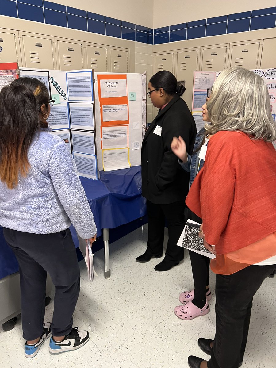 Today we had special guest visiting our 1st expo! Thank you Ms. Agee & Ms. Rosario from @NYSenatorRamos office for being in attendance! We appreciate the support 💙🧡@NYC_District24