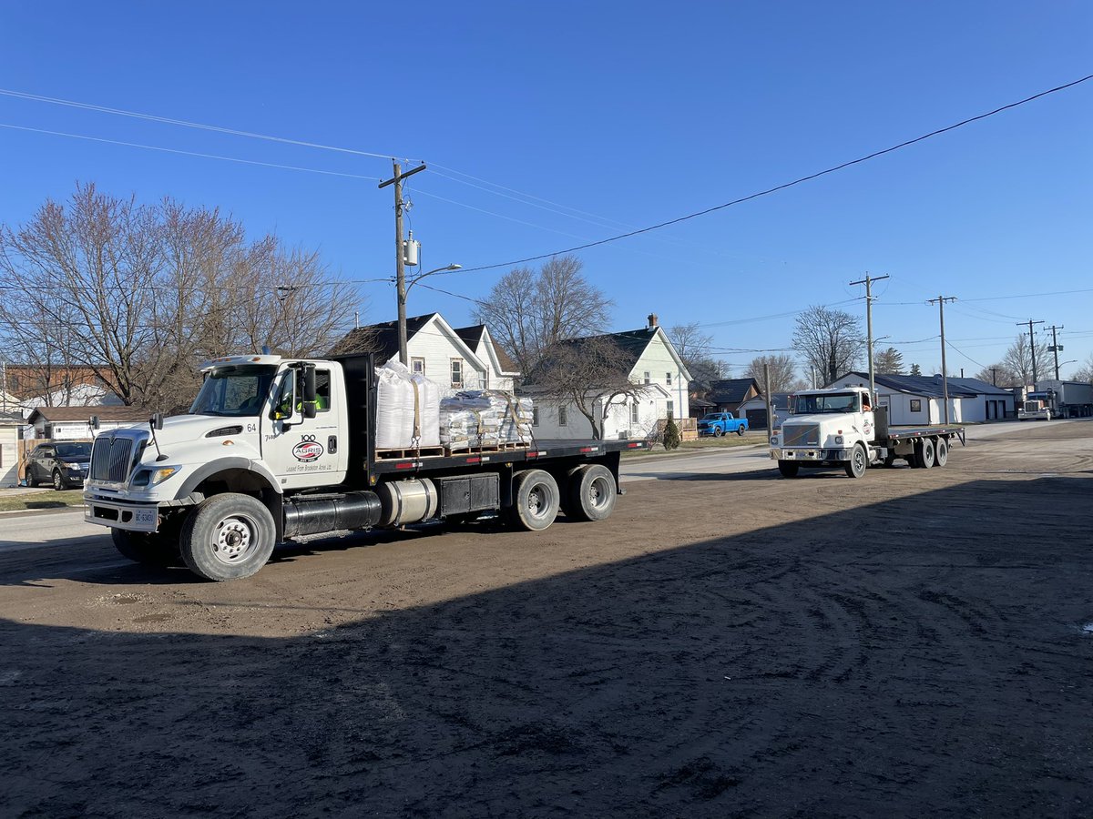 Great morning to move some high yielding <a href="/DEKALB_Canada/">DEKALB Canada</a> and <a href="/PRIDESeeds/">PRIDE Seeds</a> varieties