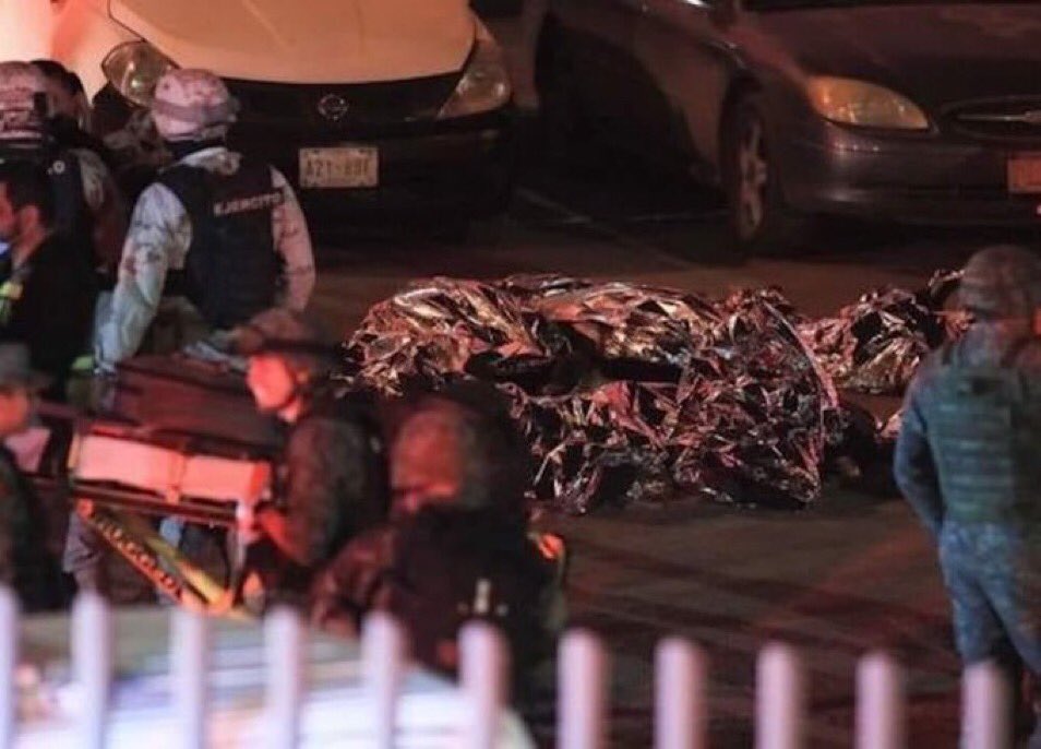 amarilloalarcon's tweet image. #Tragedia en el @INAMI_mx 

Mueren CALCINADOS 39 extranjeros en BASE MIGRATORIA del #INAMI  

La arrodillada @CNDH ni siquiera un posicionamiento x la tragedia

Informa @INAMI_mx lo sucedido pero nada de posibles causas q llevaron a la MUERTE a los migrantes @IlichValdez1