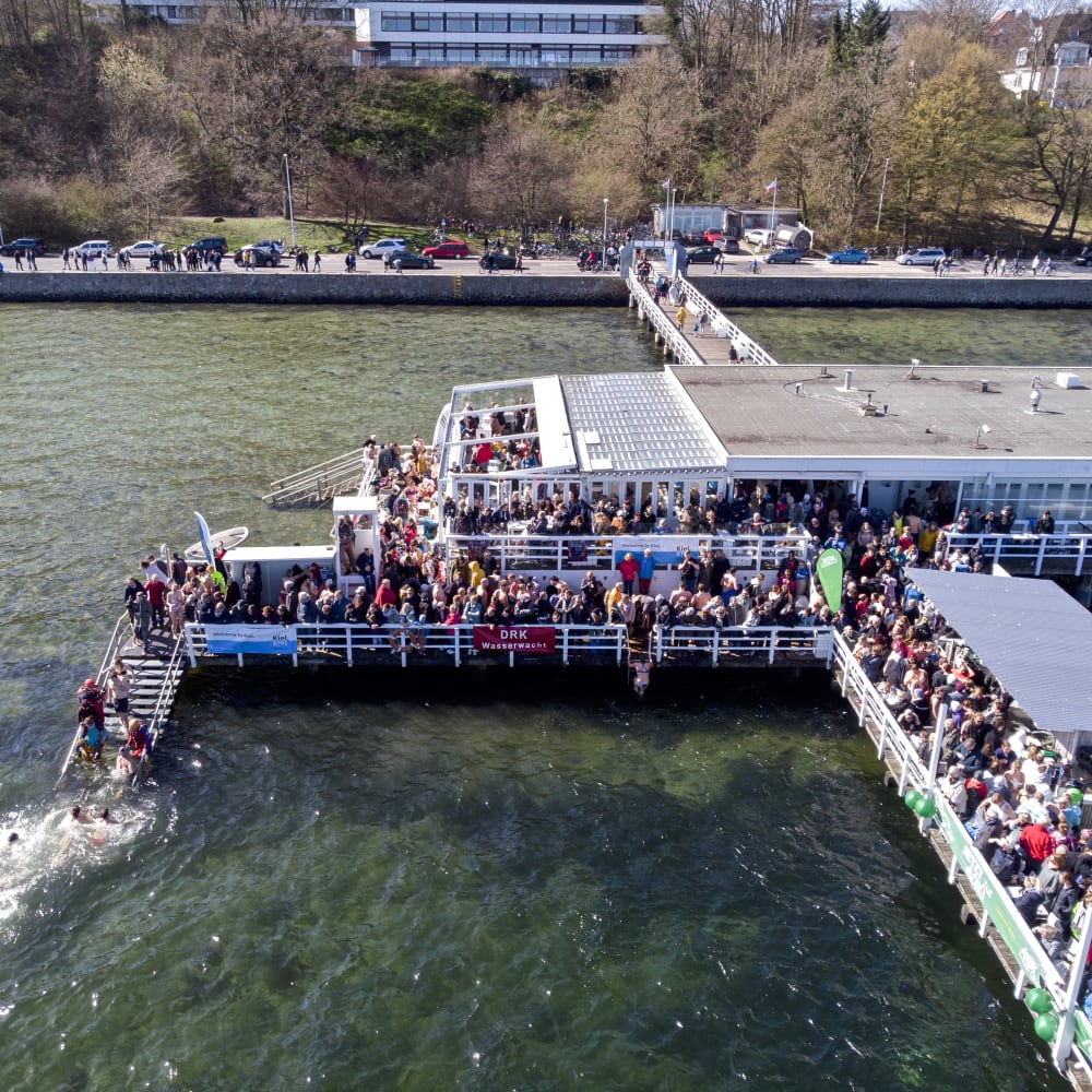 Kommt zum #Anbaden am So., 2. April, in das Seebad Düsternbrook! Das Spektakel startet ab 11:30 Uhr. Um 12:30 Uhr geht es gemeinsam ins Wasser! Freigetränke und viele Gewinne warten auf alle Teilnehmenden. bit.ly/40KTUXf presse.kiel-marketing.de/pressreleases/…