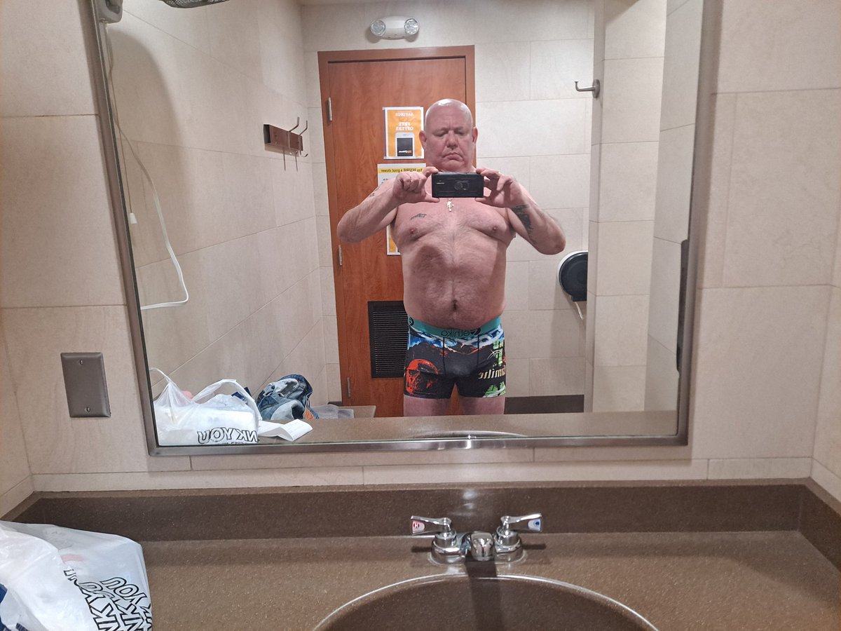 Irishguy8027's tweet photo. Just a normal bear https://t.co/hcqSMYGfKL