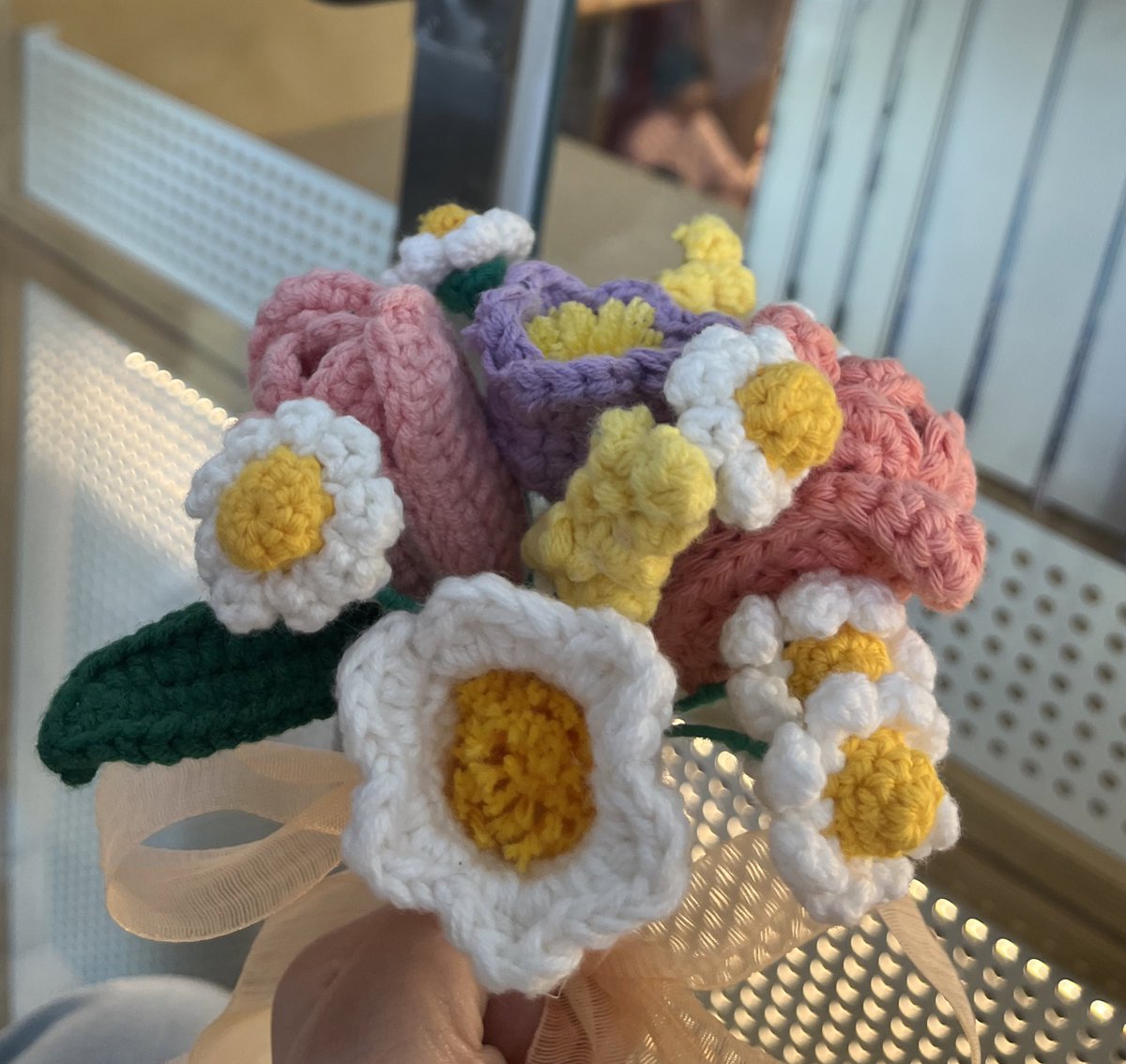 막공때 영배 오빠가 이 꽃다발 들고 있는거 혹시 영상 있으시면 아무나 보내주세요!ㅠㅠ🥹🫶