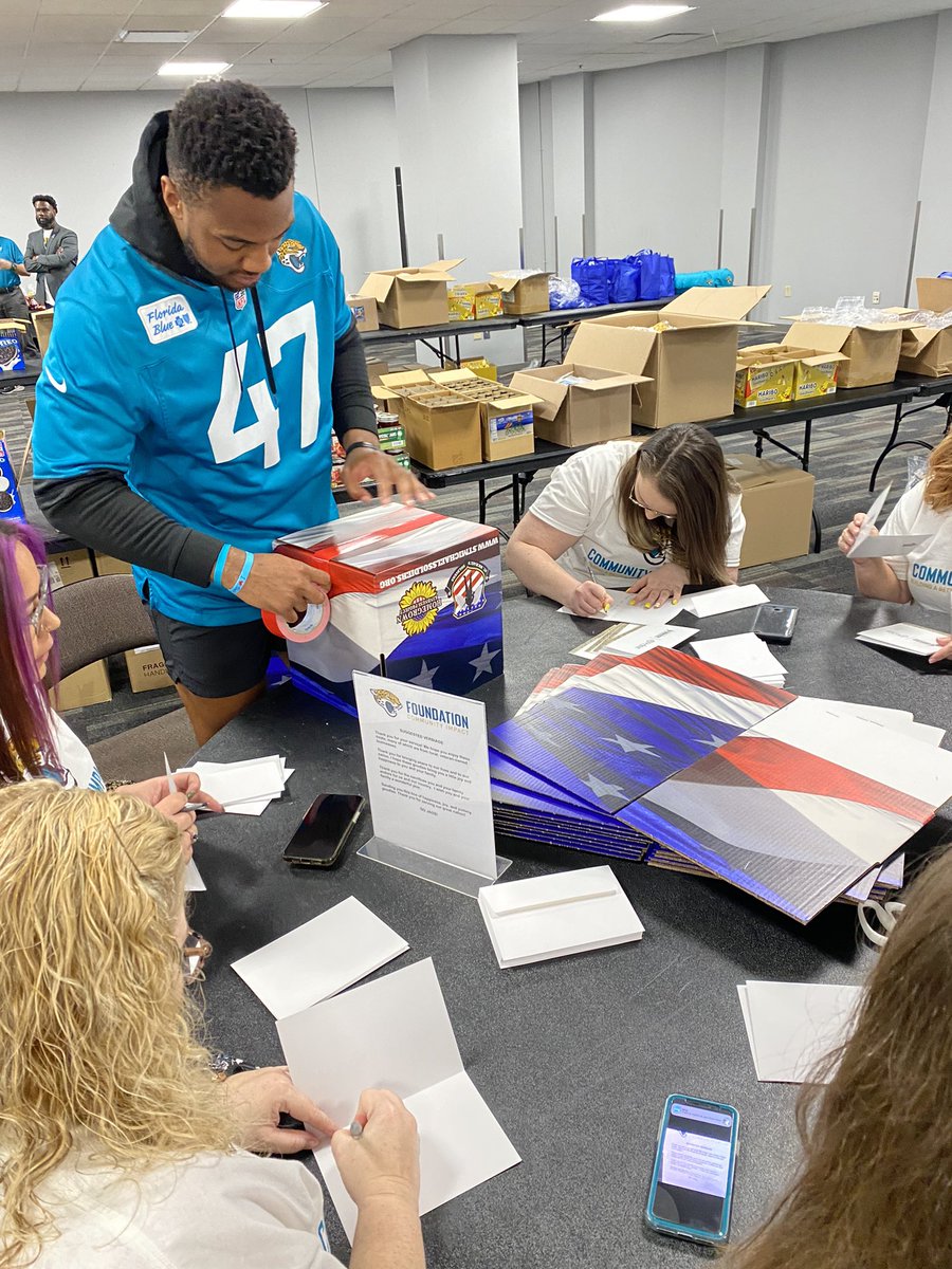 OfficialVyStar's tweet photo. When you join together to #dogood, good things happen for so many. Today we are leading by example to salute our military veterans. @lukefarrell89,
@RealBrittBaker,
@AdamColePro 
@Pres10Vance 
@thenames18, @ROARoftheJags 
@Jaguars 
#Duuuval
#AEWTogether #withVyStar https://t.co/Z3CK87btt5