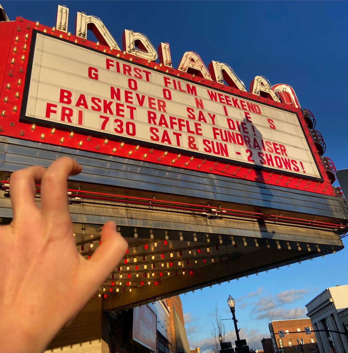 '𝙃𝙀𝙔 𝙔𝙊𝙐 𝙂𝙐𝙐𝙔𝙔𝙎𝙎' DYK the Indiana Theatre offers poetry readings, live music and classic movie showings?! 

#TalonsUpTuesday | #VolleyHawks | #TalonsUp | #indianapa