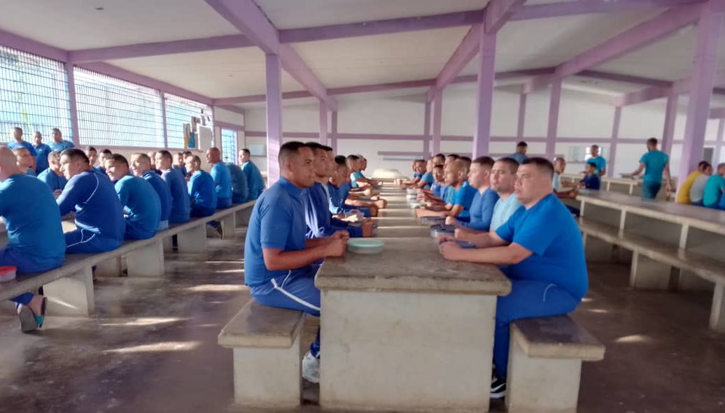 Derecho_paz's tweet photo. Una vez que realizamos la inspección en días pasados, giramos la instrucción y las herramientas necesarias para la activación de este espacio y de esta manera brindar bienestar a la población penitenciaria; y desde este lunes 27 de marzo, están haciendo uso de este comedor. https://t.co/6njmDrdKLa