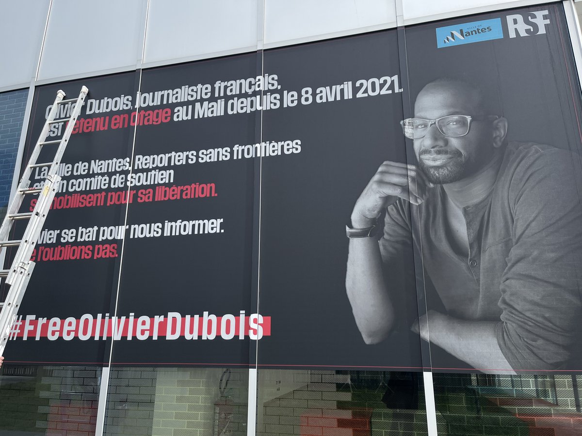 3asseh's tweet photo. Avec l'équipe d' @audencia_com &amp; les journalistes du @ClubpresseNA, nous avons désinstallé l'affiche installée en 2021 en soutien à O.Dubois. Il est désormais libre &amp; aux côtés des siens. La liberté, la liberté d'expression &amp; celle d'informer sont des trésors à promouvoir partout https://t.co/OrEYj1Zo3w