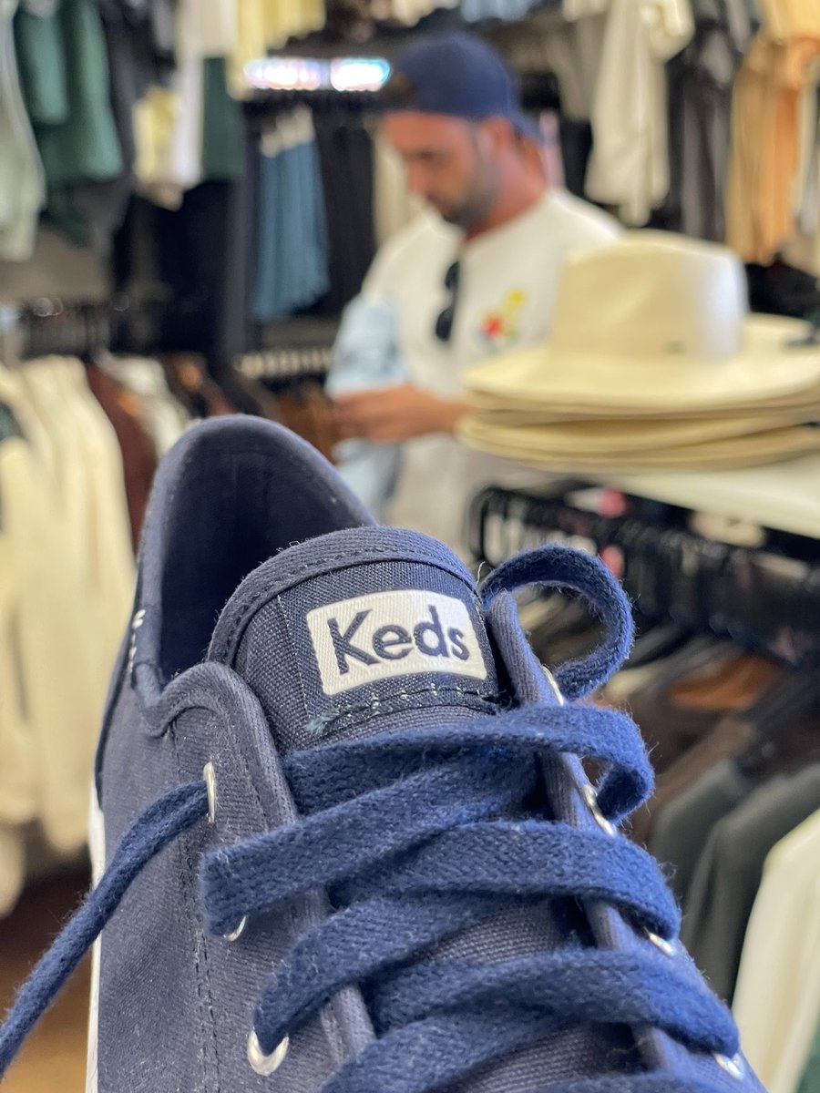 PereGilart's tweet photo. A Lleida, Keds. Així li vaig fer saber a un col·lega d'aventures camacu, l'altre dia fent parada a la tenda d'un poblet costaner de la Great Ocean Road, Apollo Bay. Em va fer gràcia veure’n uns i vaig haver de soltar la xapa. Com ens agrada… https://t.co/Y5yuu8eJKS