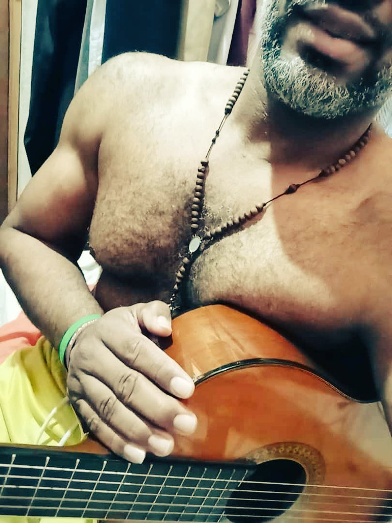 MigueRiveraR26's tweet photo. Mi relajación está en ti.... En tocarte... En sentirte... En descargarme en ti mientras te unes a mi y oír de ti la más hermosa melodía que resulta cuando nos hacemos uno... #MiGuitarrayYo https://t.co/XXkDSEWNWl