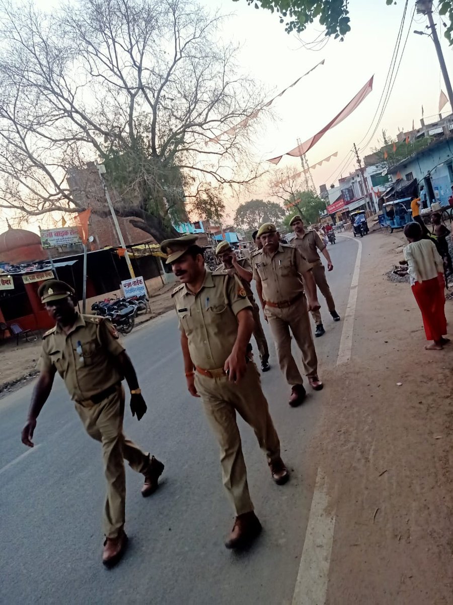 bandapolice's tweet photo. #bandapolice
पुलिस अधीक्षक बांदा श्री #अभिनंदन के निर्देशन में जनपद में शांति एवं कानून व्यवस्था को बनाए रखने तथा आम जनमानस में सुरक्षा की भावना को सुदृढ़ करने हेतु थाना बदौसा पुलिस द्वारा किया गया संध्याकालीन पैदल गश्त। 
#UPPolice https://t.co/4Byt5Ooo3Z