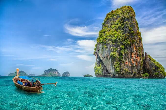 arlethgomez955's tweet photo. A mí me gustaría viajar a Tailandia, sus lugares son muy bonitos, específicamente la capital Bangkok, también Chiang Mai, y visitar y disfrutar de sus paradisiacas playas. 

@veronicaverus08 
 #ociocucsur23 https://t.co/8F4QT14451