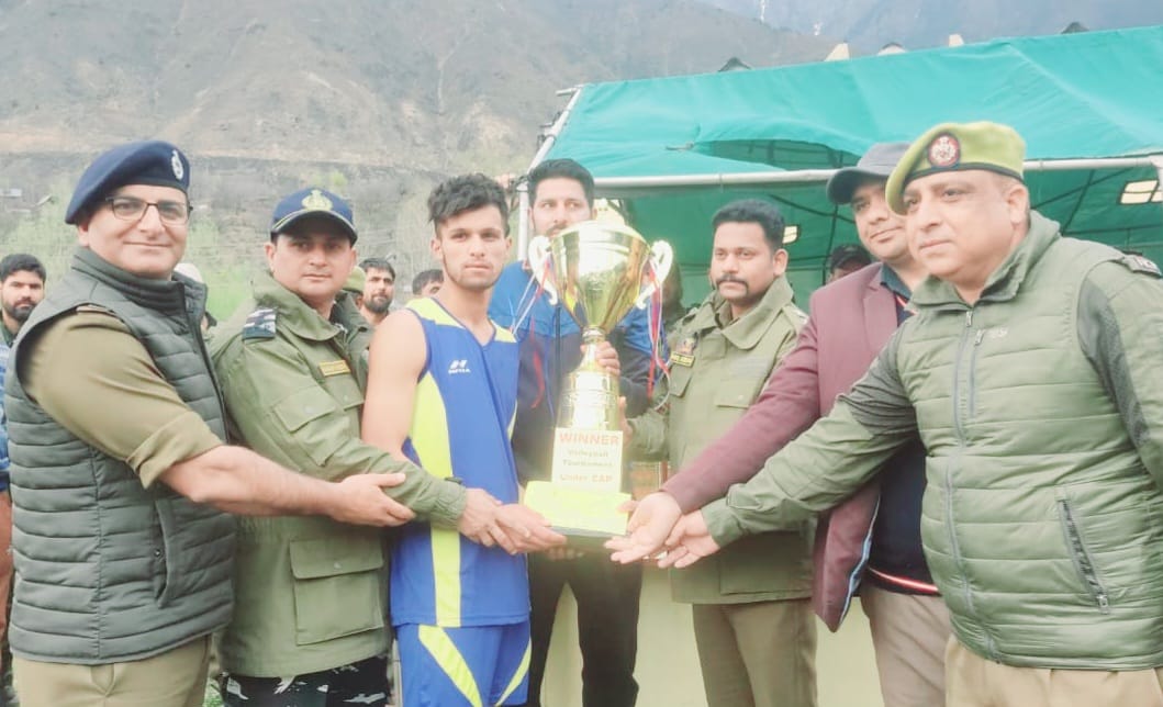 Gbl_Police's tweet photo. #UnderCivicActionProgram; Volleyball Tournament organised by Ganderbal Police in which 16 teams participated concluded with a grand Finale. SSP Ganderbal @NikhilB__IPS distributed prizes and cash to the winners & runners up teams.
@JmuKmrPolice
@KashmirPolice
@sujitpchauhan https://t.co/GGFC3jWUWr