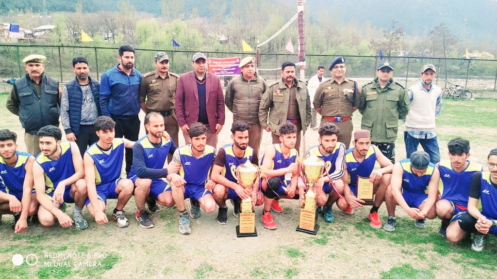 Gbl_Police's tweet photo. #UnderCivicActionProgram; Volleyball Tournament organised by Ganderbal Police in which 16 teams participated concluded with a grand Finale. SSP Ganderbal @NikhilB__IPS distributed prizes and cash to the winners & runners up teams.
@JmuKmrPolice
@KashmirPolice
@sujitpchauhan https://t.co/GGFC3jWUWr
