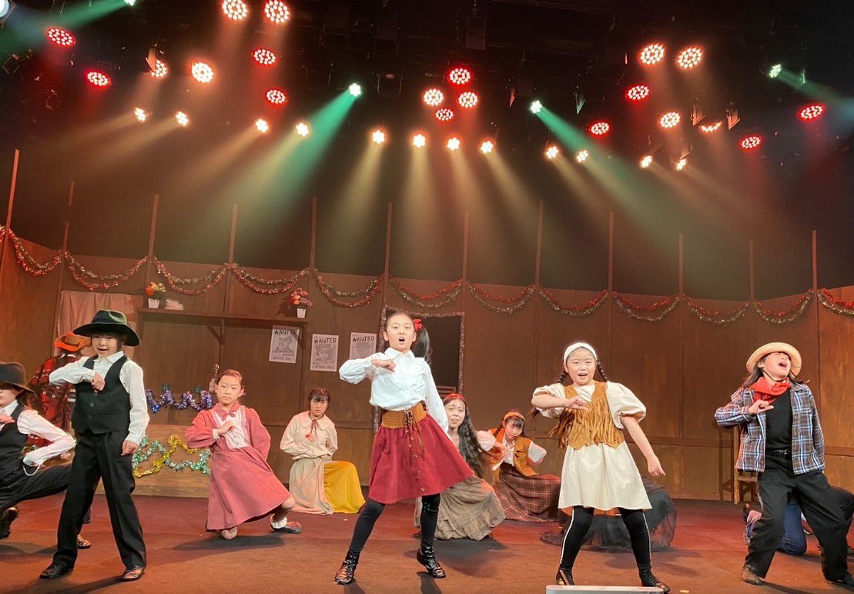 kawakawanatsu's tweet image. #オールドウエスト2023
場当たり写真もチラッと✨✨
カッコいい舞台です！！
笑いあり🤣涙あり🥲

ラゾーナ川崎プラザソル
3/29(水)19:00
3/31(金)19:00
4/1(土)13:00 
4/2(日)17:00  

ご予約はこちら⬇️
quartet-online.net/ticket/fcujfwn…

#FREESIZE