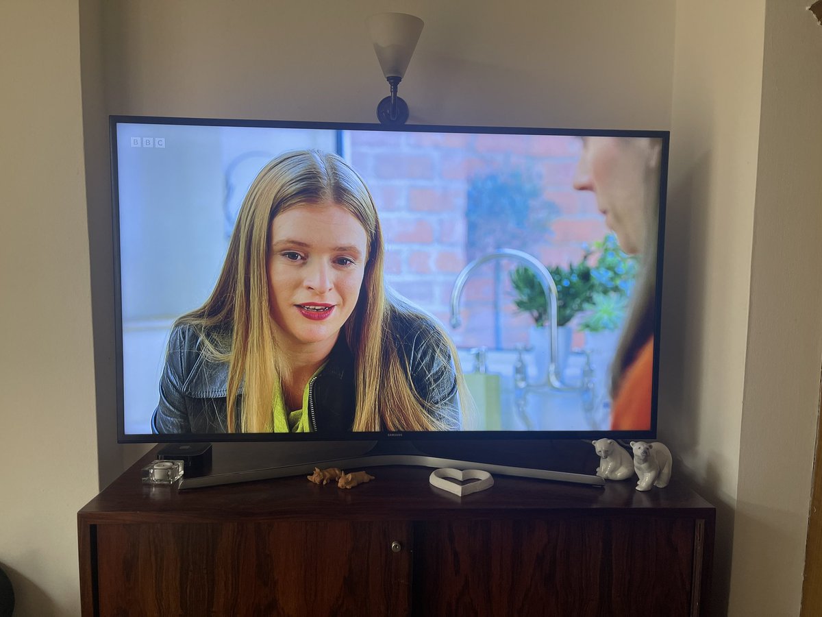 My lovely friend <a href="/rosiesteel/">Rosie Steel</a> smashing it on <a href="/BBCDoctors/">BBC Doctors</a> today!! So proud ❤️❤️❤️