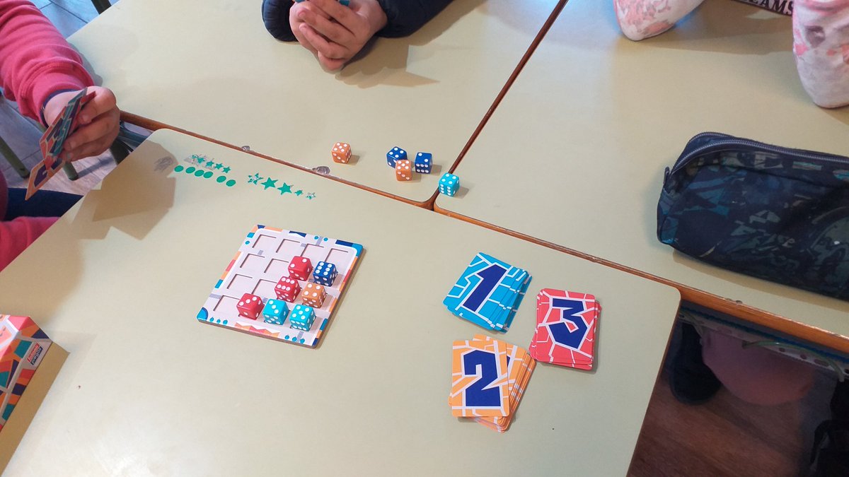 CSanctispiritus's tweet photo. Trabajamos cálculo mental, habilidades de percepción, toma de decisiones... Que nunca falten los juegos en el aula. #CeipSanctiSpiritus #VolamosJuntos #aprenderjugando https://t.co/u7vVb2rOqj