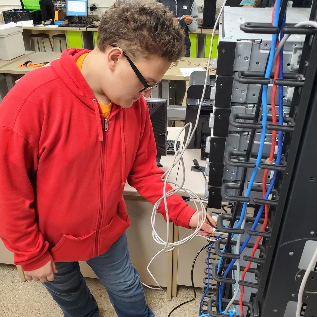 kimbgass's tweet photo. IT guys always make time for the paparazzi!!! @cudaman340 #CompTechCoolNESS ❤️🎮🕹🖱🛡 @GreeneTechCtr @GreeneCoSch @GreenevilleCity #BIGDOINSGTC https://t.co/eTDNJ3VFAb