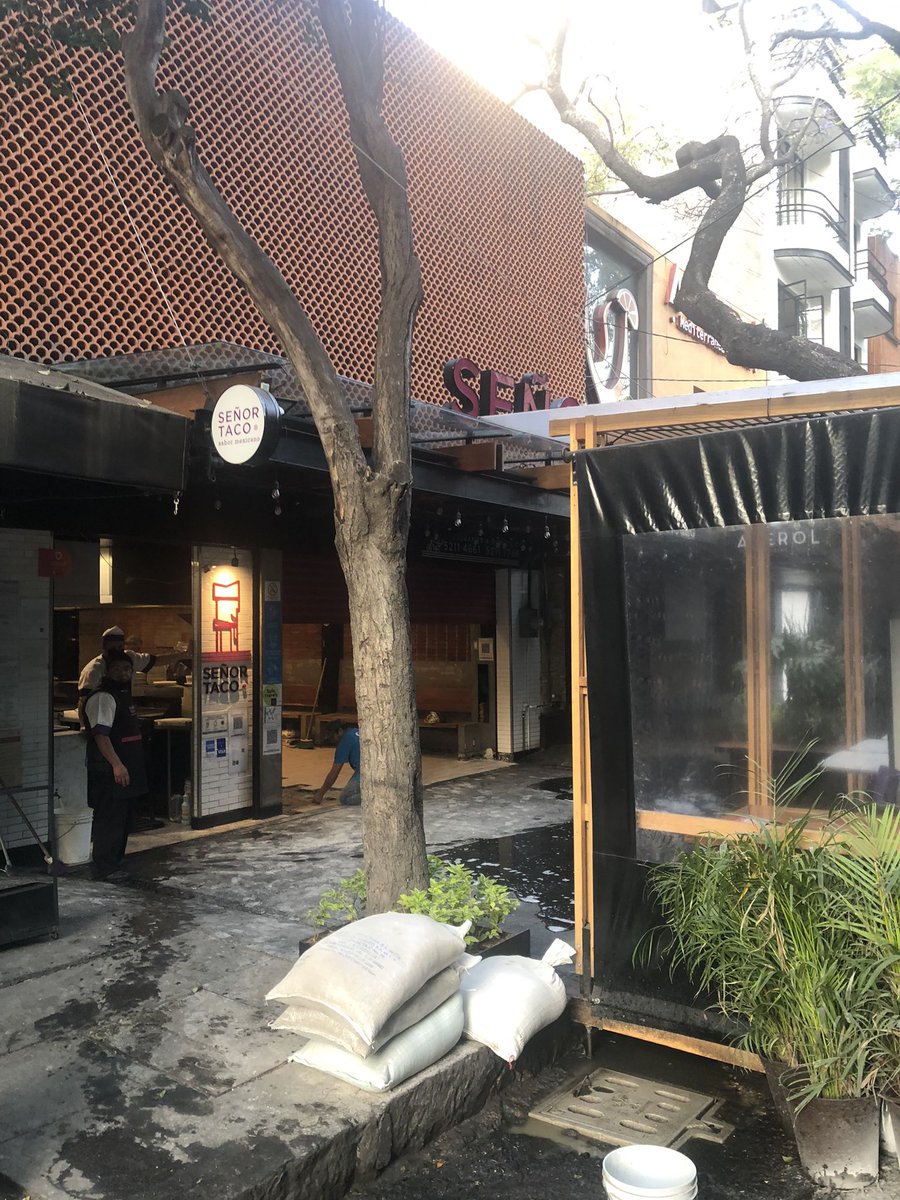 benjasfunk's tweet photo. 5 días trabajando durante la madrugada, materiales sobre la banqueta y nadie hace nada…@PAOTmx @AlcCuauhtemocMx @supercivicosmx @senortacomx colonia condesa🤬🤬🤬🤬 https://t.co/Yie0XXHQ82