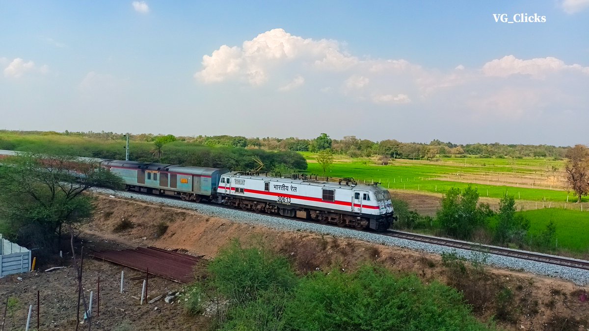 gvenky19931's tweet photo. First Electric Run of 12793/94 Tirupati -Nizamabad -Tirupati 'Rayalaseema' SF Express, End to End running with Electric traction from 26.03.2022 @SCRailwayIndia @RailfansScr @drmhyb https://t.co/9bUWpq2P2P