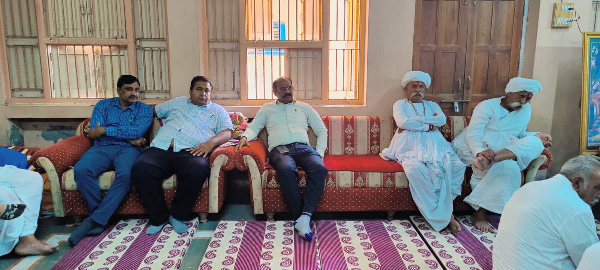 pradipparmarguj's tweet photo. આજરોજ કડી તાલુકાના કાસ્વા મુકામે ગોગા મહારાજના દર��શન કર્યા હતાં.આગામી સમયમાં યોજાનારા ૧૧૧૧ યજ્ઞ મહકુંડી મહાયજ્ઞ તેમજ શિવપુરાણ કથાના આયોજનના તૈયારી અંગેની માહિતી મેળવી હતી.

આ નિમિત્તે ધર્મરત્ન ભુવાજી શ્રી રાજાબાપાના આશીર્વાદ મેળવી ધન્યતા અનુભવી હતી. 🙏 https://t.co/xUCCwBn2nd