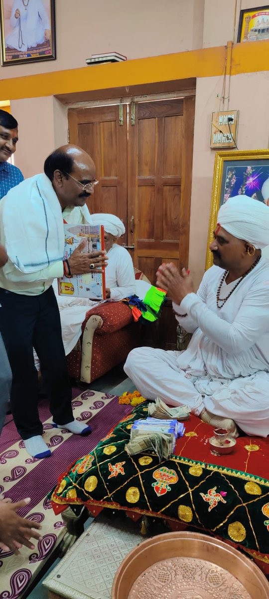 pradipparmarguj's tweet photo. આજરોજ કડી તાલુકાના કાસ્વા મુકામે ગોગા મહારાજના દર��શન કર્યા હતાં.આગામી સમયમાં યોજાનારા ૧૧૧૧ યજ્ઞ મહકુંડી મહાયજ્ઞ તેમજ શિવપુરાણ કથાના આયોજનના તૈયારી અંગેની માહિતી મેળવી હતી.

આ નિમિત્તે ધર્મરત્ન ભુવાજી શ્રી રાજાબાપાના આશીર્વાદ મેળવી ધન્યતા અનુભવી હતી. 🙏 https://t.co/xUCCwBn2nd