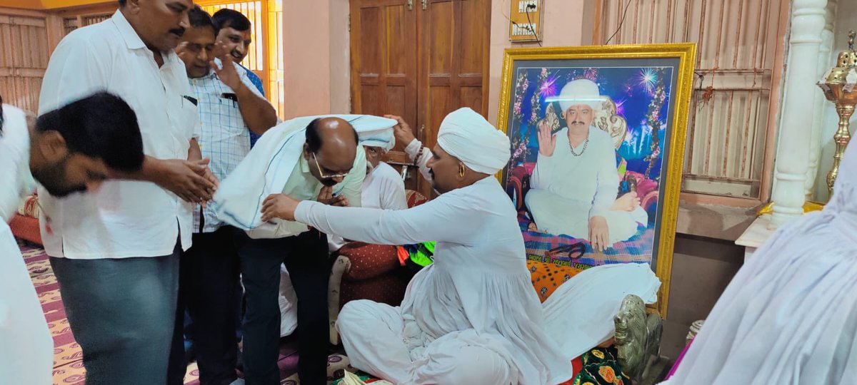 pradipparmarguj's tweet photo. આજરોજ કડી તાલુકાના કાસ્વા મુકામે ગોગા મહારાજના દર��શન કર્યા હતાં.આગામી સમયમાં યોજાનારા ૧૧૧૧ યજ્ઞ મહકુંડી મહાયજ્ઞ તેમજ શિવપુરાણ કથાના આયોજનના તૈયારી અંગેની માહિતી મેળવી હતી.

આ નિમિત્તે ધર્મરત્ન ભુવાજી શ્રી રાજાબાપાના આશીર્વાદ મેળવી ધન્યતા અનુભવી હતી. 🙏 https://t.co/xUCCwBn2nd