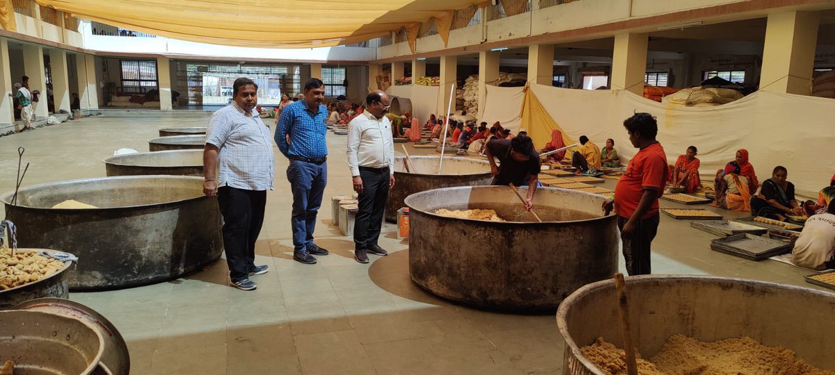 pradipparmarguj's tweet photo. આજરોજ કડી તાલુકાના કાસ્વા મુકામે ગોગા મહારાજના દર��શન કર્યા હતાં.આગામી સમયમાં યોજાનારા ૧૧૧૧ યજ્ઞ મહકુંડી મહાયજ્ઞ તેમજ શિવપુરાણ કથાના આયોજનના તૈયારી અંગેની માહિતી મેળવી હતી.

આ નિમિત્તે ધર્મરત્ન ભુવાજી શ્રી રાજાબાપાના આશીર્વાદ મેળવી ધન્યતા અનુભવી હતી. 🙏 https://t.co/xUCCwBn2nd