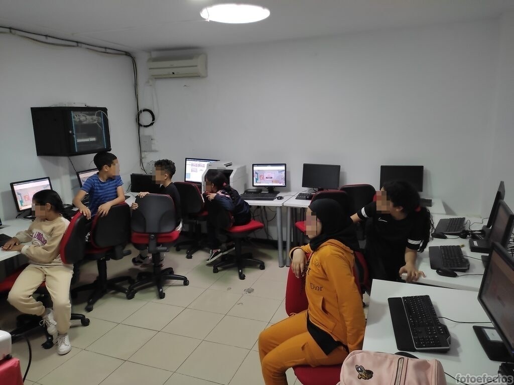PuntoVuelaPuche's tweet photo. Nos gusta tanto el #Kahoot que esta vez hemos aprendido a hacer uno entre todas y todos. Elección de temas, búsqueda de información y crear preguntas y respuestas . Finalmente, ¡jugamos! #VuelaGuadalinfo #ElPuche #creapeques https://t.co/ECArCjKfTG