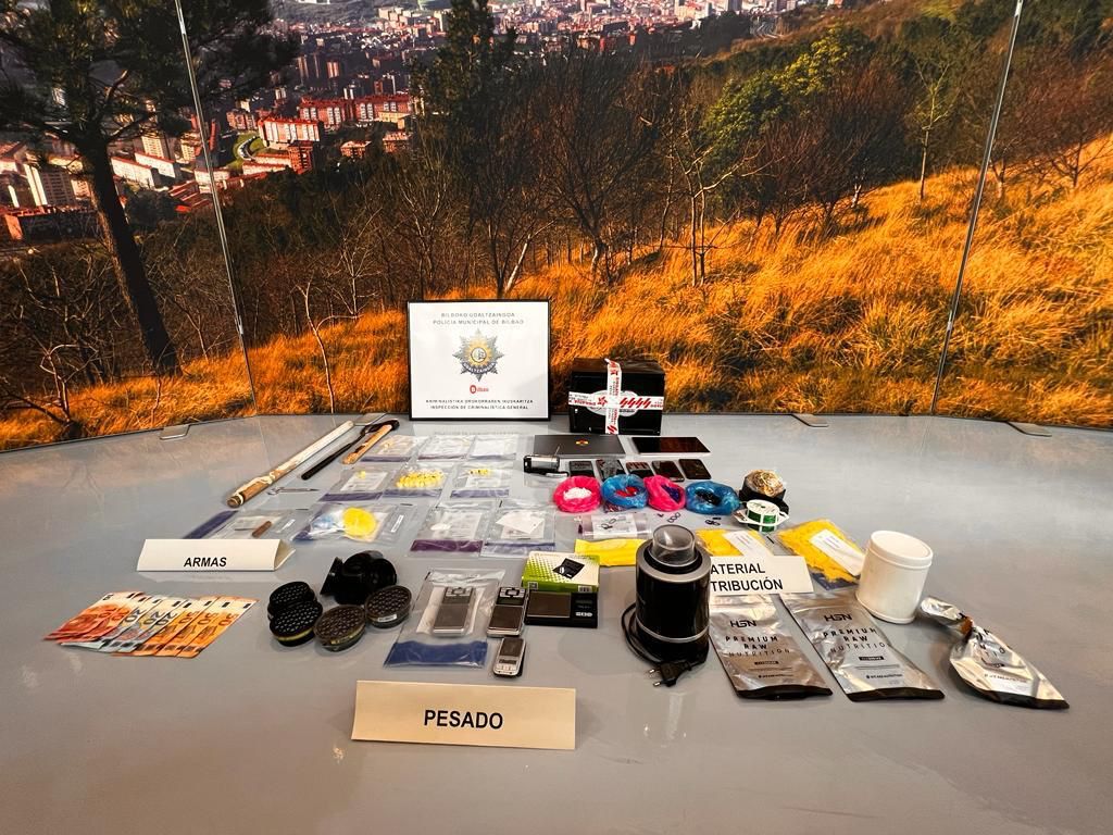 Bilbao_Polizia's tweet photo. 👮♀️ Hiru pertsona atxilotu ditugu #Labayru kalean, osasun publikoaren aurkako ustezko delitu batengatik.
👮♂️ Hemos detenido a tres personas por un delito contra la salud pública en la calle Labayru.
➕https://t.co/LuuFTEtQYz
#Bilbao https://t.co/WvVcBs3TrM