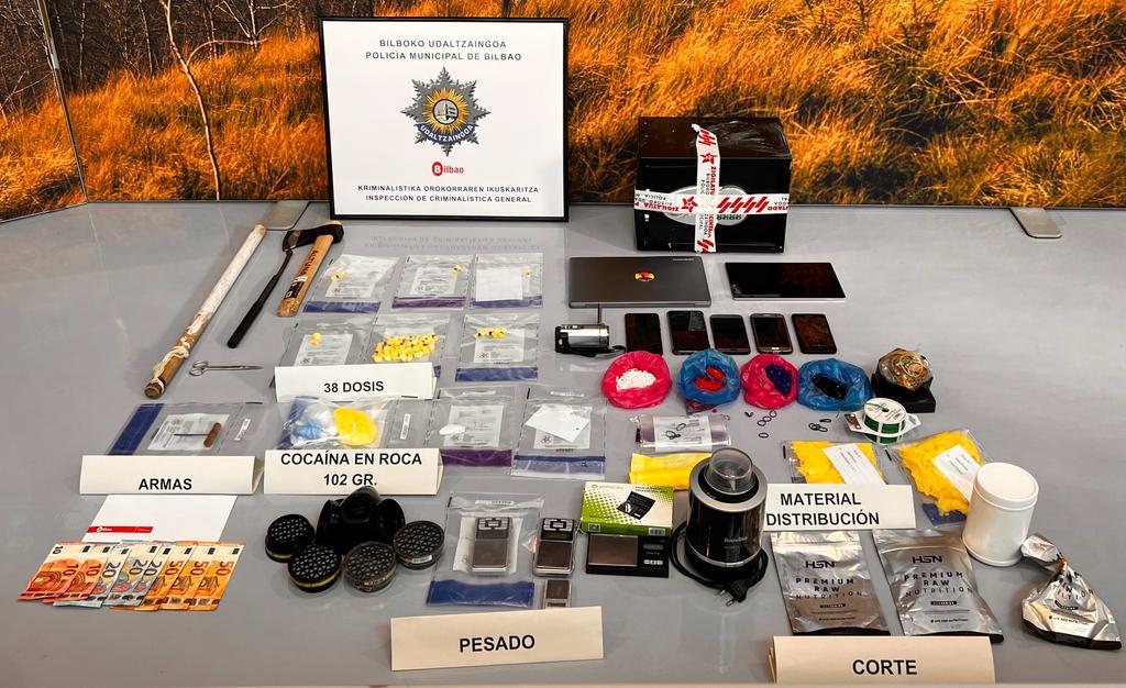 Bilbao_Polizia's tweet photo. 👮♀️ Hiru pertsona atxilotu ditugu #Labayru kalean, osasun publikoaren aurkako ustezko delitu batengatik.
👮♂️ Hemos detenido a tres personas por un delito contra la salud pública en la calle Labayru.
➕https://t.co/LuuFTEtQYz
#Bilbao https://t.co/WvVcBs3TrM