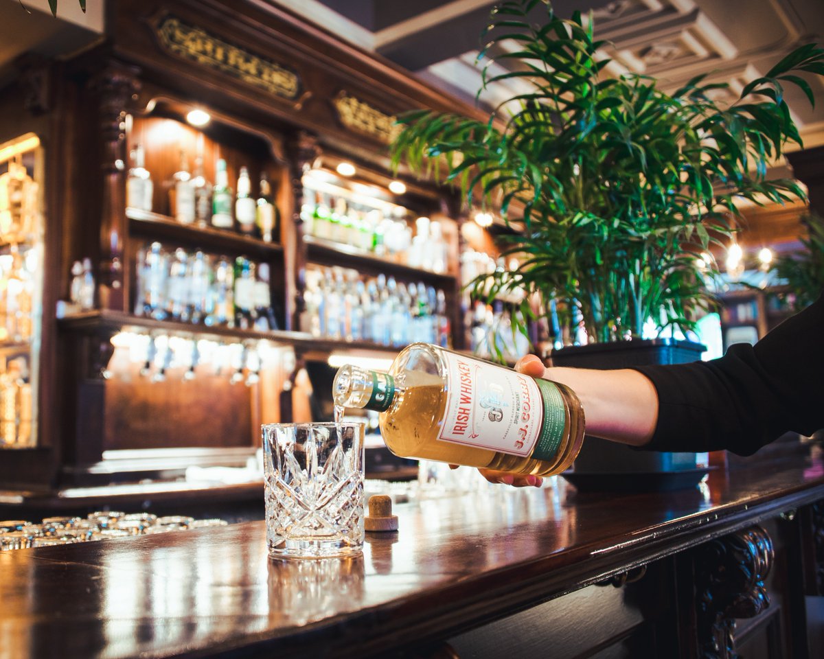 A dropín of JJ Corry Irish Whiskey is always a good idea 🔥 Pull up a stool and join us for a tipple this Friday evening, you deserve it! 🥃 #fridayfeeling #irishwhiskey #drinks #localproduce #oldgroundhotel