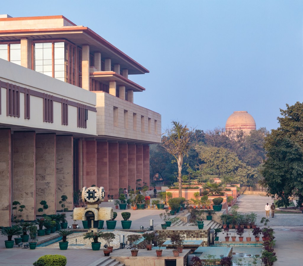 The Delhi High Court's stunning building is not just a symbol of India's rich heritage, but also an embodiment of the country's unwavering commitment to justice and the rule of law. Proud to witness such a magnificent institution in action. #DelhiHC #IndiaHeritage 🇮🇳🏛️⚖️