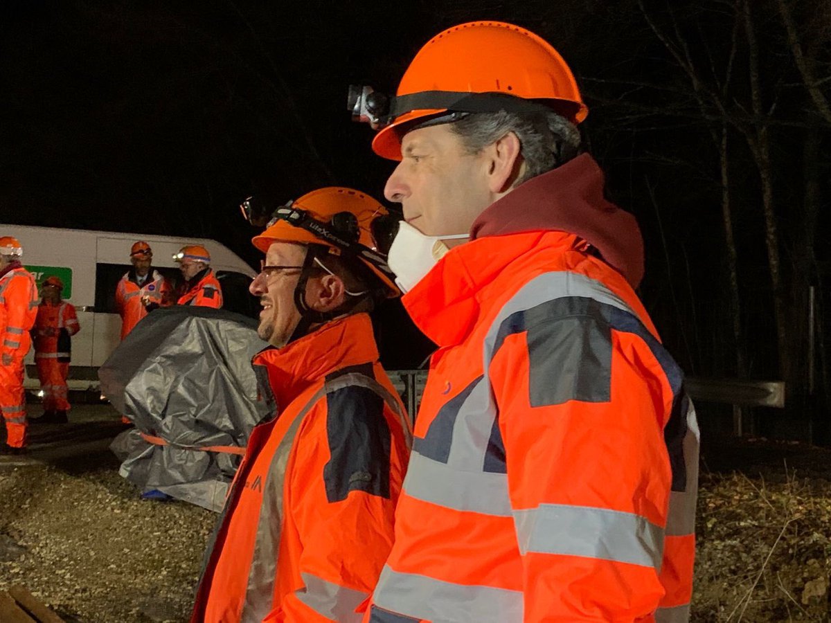 AmbSuisseParis's tweet photo. Hier soir, l’ambassadeur Balzaretti s’est rendu sur le premier site de renouvellement d’une section de la #LGV Paris-Lyon à #Tonnerre. @ColasRail_off y exploite une machine pour le renouvellement des traverses spécifiquement fabriquée par la société 🇨🇭#Matisa. https://t.co/NqdWXfLY0t