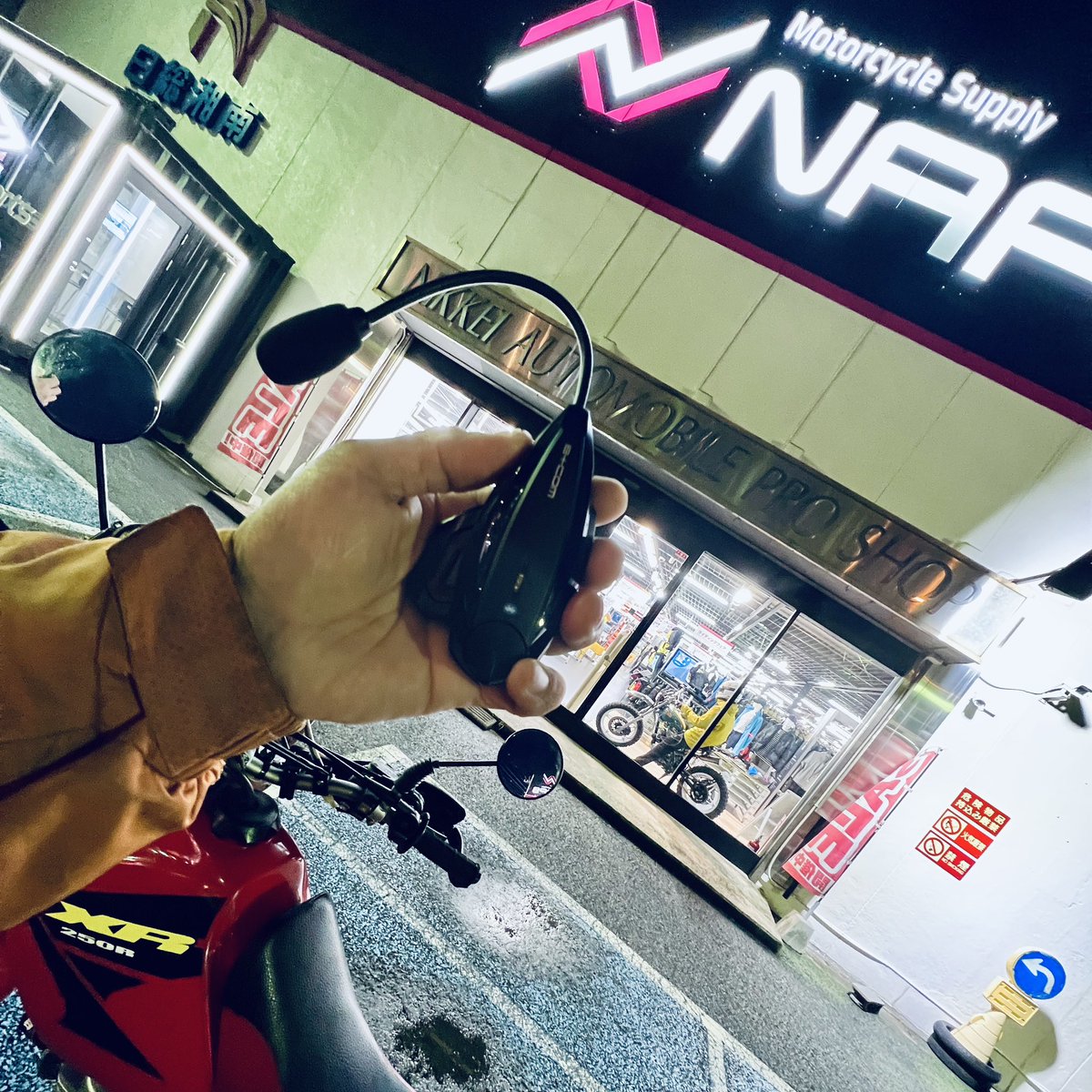 kota_bike's tweet photo. あう、お客様ご予約のキャンセルが出たので、B+COMのアプデに来ました。万歳。ドクターペッパーも飲んだので、帰りますかな。#BCOMONE #ビーコム #ナップス横浜 https://t.co/pTatTr3Rwk