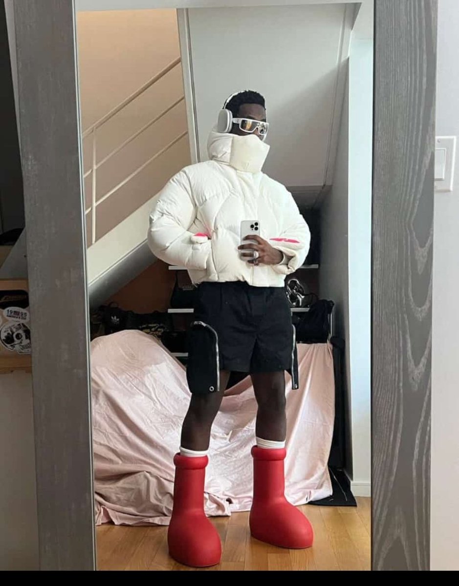 Only1vkyz's tweet photo. This or That
#Balenciaga #bigredboot https://t.co/KHkdmOFajp