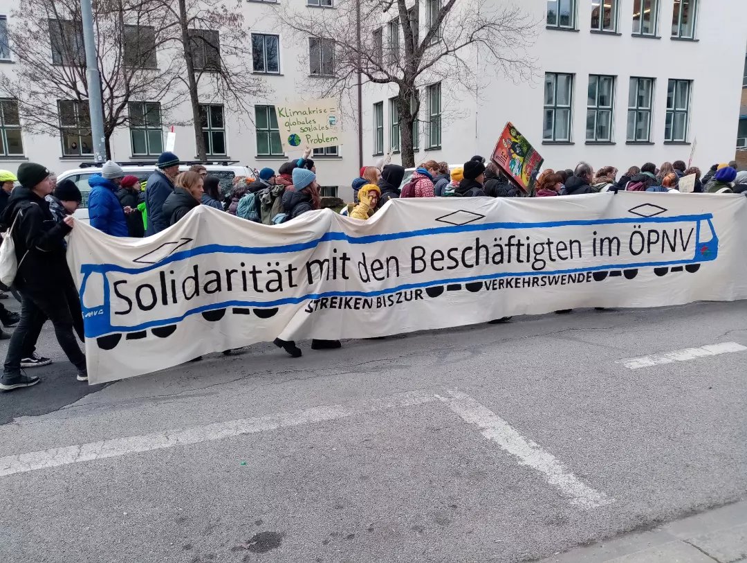 Der Klimawandel verschärft sich, wir brauchen dringend eine #Verkehrswende. Doch während die Preise steigen, zahlen Arbeitgeber den #ÖPNV-Beschäftigten Gehälter, die kaum zum Leben reichen. Deshalb haben wir sie im Arbeitskampf unterstützt:
Ein Rückblick - klimaguerilla.noblogs.org/post/2023/03/2…