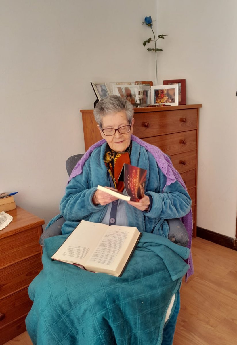 martatrvidal's tweet photo. Con permiso de la modelo y de la autora de la foto, tras unos emborronamientos estratégicos,
😍 ¡aquí está! 😍
Solo nos llevamos los recuerdos, de @Rizzottesca
Abuelas de +90 que leen autoras noveles, abuelas que leen @LiterupES
#Literatwitter https://t.co/IaKRnCUbUI